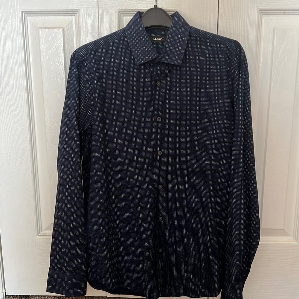 Alfani button down shirt, fits a size small, in perfect condition.